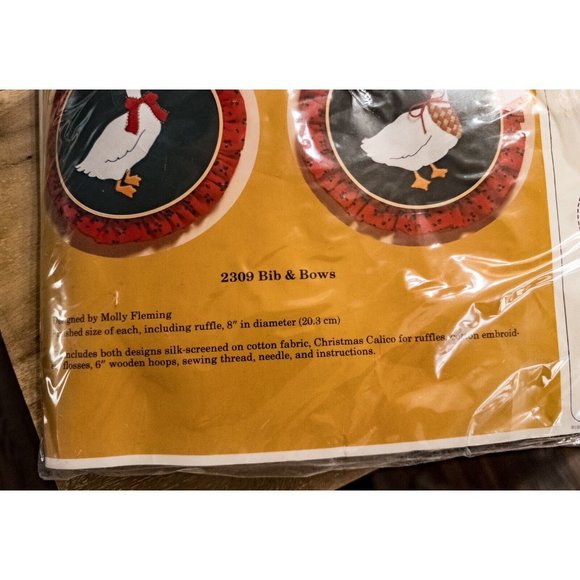 NEW 1984 Creative Circle Bib & Bows 2309 Embroidery Kit 8" Round Set 2 Vtg 11055 - Picture 5 of 5